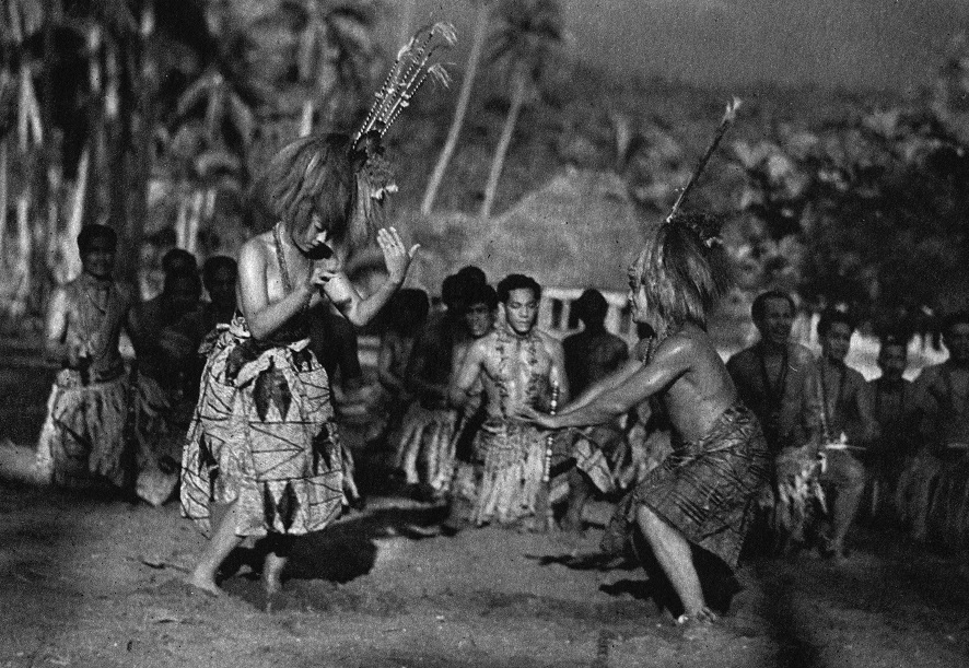 Date: 1926Location: Samoa In picture: Moana (Ta´avale) and Fa´angase (Fa´angase Su´a-Filo)