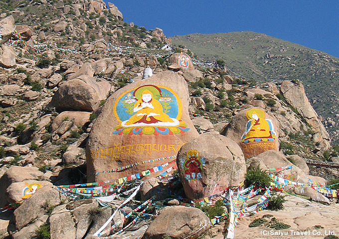 デプン寺の岩に描かれた岩絵