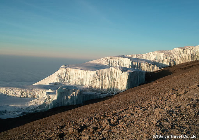 朝日に輝く山頂の氷河