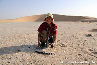 かつての湖底を歩いて魚の化石を発見