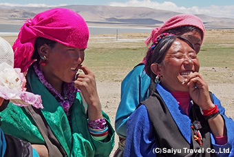 道中で出会うチベット族の女性たち。彼女たちは巡礼路より手前のサガで放牧を行っています。