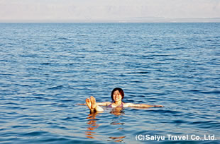 死海での浮遊体験をお楽しみください。