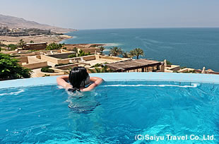 死海を望むプール。ホテル内には中東一と謳われる美しいスパ・ZARA spaもご利用になれます（有料）。
