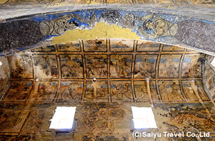 謁見のホールに描かれた壁面と天井を覆うフレスコ画