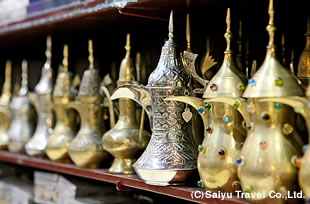 アラブらしい工芸品が並ぶオマーンのスーク。装飾の美しいアラビック・ポッドは日用品としてオマーンの人々に使われている。