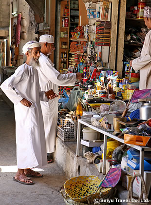 昔ながらのアラブの雰囲気を残すニズワのスーク。日用品のほか、乳香はもちろんスパイスや工芸品などが売られている。このような伝統的な趣きのある路地は、現在はスークの一角に過ぎないが、たくさんの店で賑わう活気溢れる往時のスークに思いを馳せることができる。オマーンの男性は、大人から子供までディスターシャという国民服を着ている。