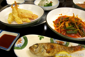 釜山の夕食では、焼き魚や新鮮な海鮮料理を楽しむことが出来ました