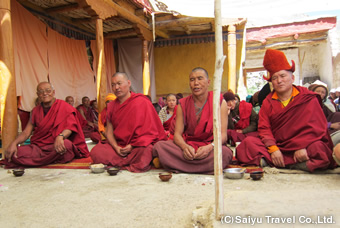 リンシェ僧院のお祭りにて読経する僧侶たち