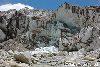 ゴウムクに聳え立つガンゴトリ氷河の末端