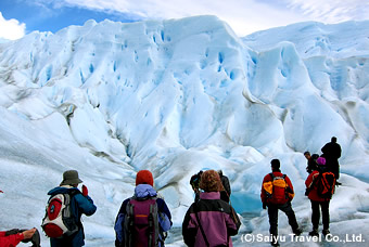 真っ青な氷河の壁