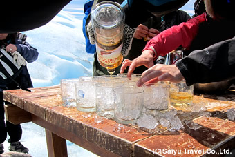 氷河の氷のオンザロックで乾杯！