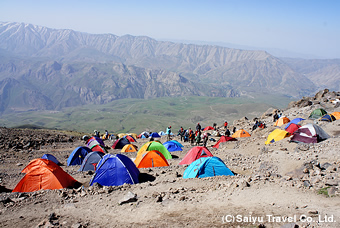 アタックキャンプではたくさんの登山者で賑わいます