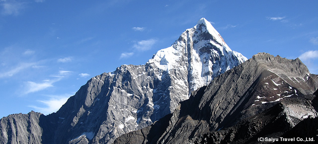 大姑娘山の山頂より四姑娘山（6,250m）を望む