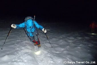 雪面直登中