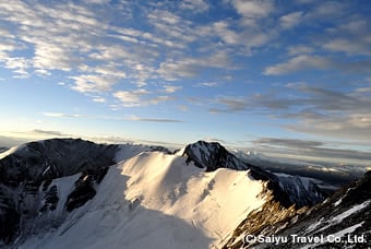 徐々に朝日に照らし出される山脈