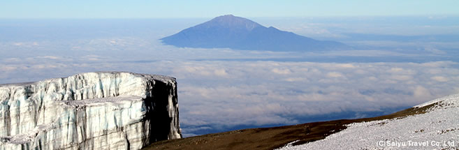 キリマンジャロ山頂付近からメルー山を展望