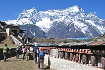 シェルパ族の首村ナムチェバザールからは眼前にコンデリの姿を仰ぐことができます。チベット仏教徒の彼らの生活にふれるのもまたネパールの山行の楽しみです。