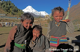 マナスルの麓ローで出会った子どもたち。チベットとの繋がり