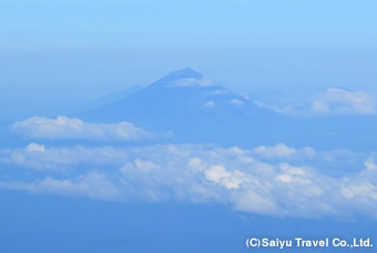 山頂から望むアグン山