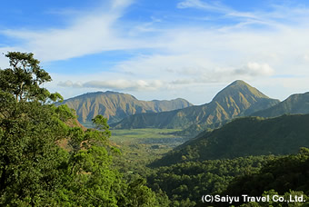 登山のスタート地点、山間に佇むスンバルン・ラワンの村