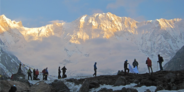 朝日に輝くアンナプルナⅠ峰（8,091ｍ）