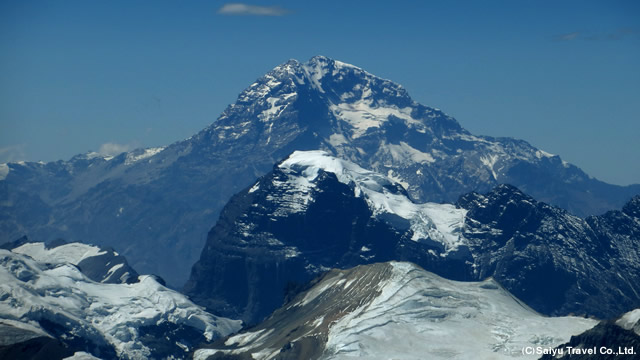 山頂から望むアコンカグア（6,962m）