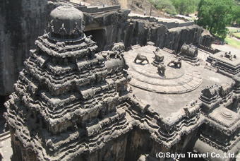玄武岩を掘り下げた造られたカイラーサナータ寺院