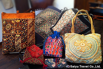 グジャラート伝統の技に現代風のデザインを取り入れたバッグや小物入れは、日本でも普段使いできるものばかりです。（アジアンギャラリー季節風）