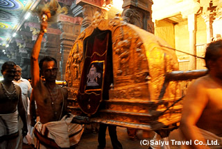 シヴァの聖所から出てくる神輿。中にはシヴァ神像。