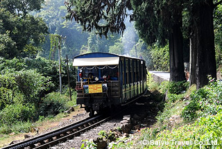 ニルギリ丘陵を登る鉄道