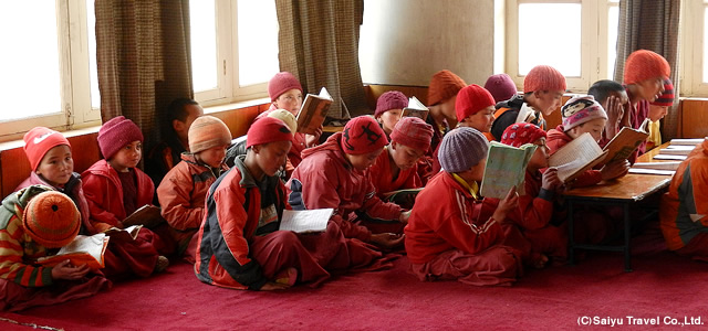 リキール僧院で学ぶ子供たち