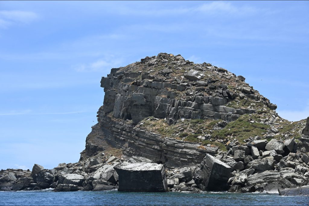 仲ノ神島近景（船上より）