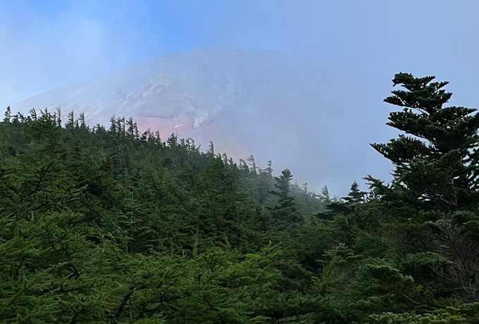 夕方の富士山山頂付近