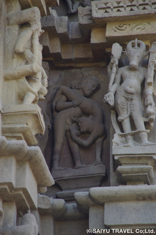 チャトルブジャ寺院のミトゥナ像