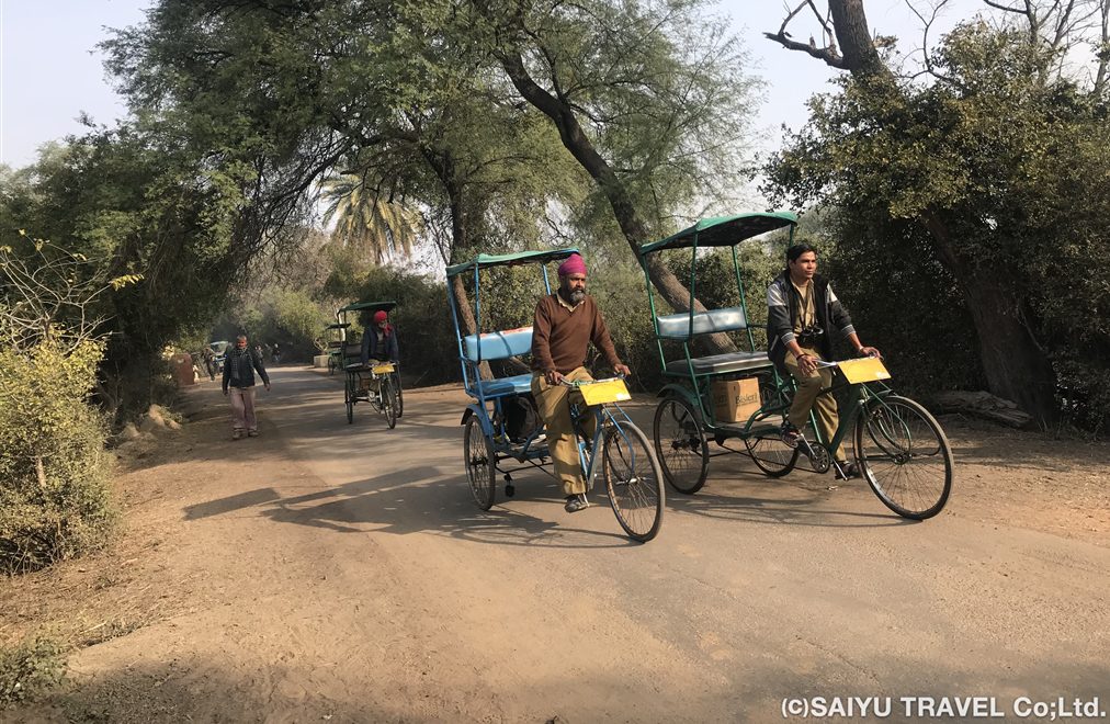 メイン道路を走るサイクルリキシャー