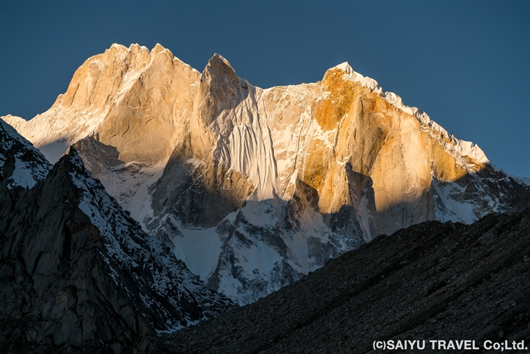 ガンゴトリ氷河末端部から仰ぎ見るメルー山(6660ｍ)