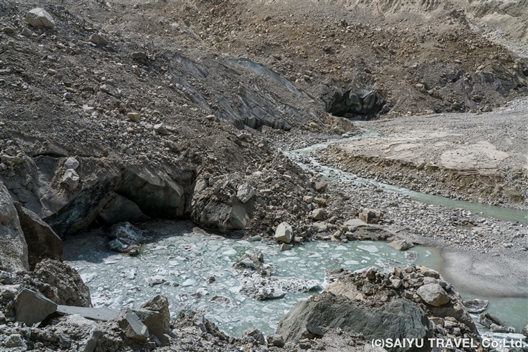 ガンジス川の源流となるガンゴトリ氷河の末端：ゴウムク