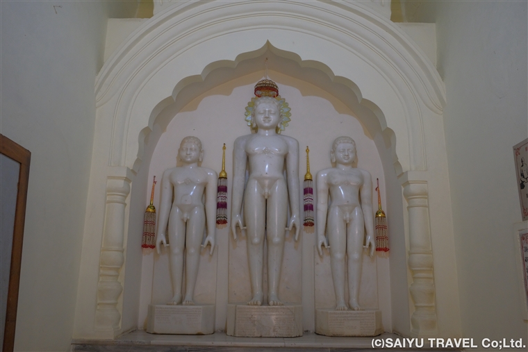 ジャイナ教の指導者：ティールタンカラを表す像(インド、カジュラホ)