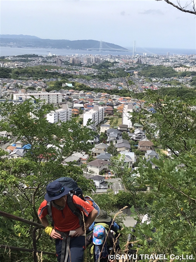 背後に淡路島、明石海峡大橋を望みながら348段の階段を登る