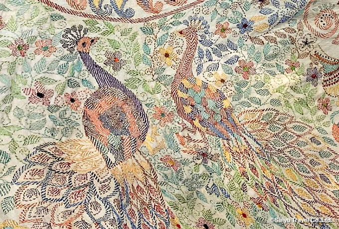 美しい孔雀の刺繍