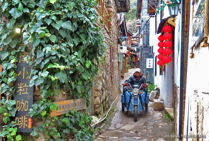 束河古鎮の細い路地