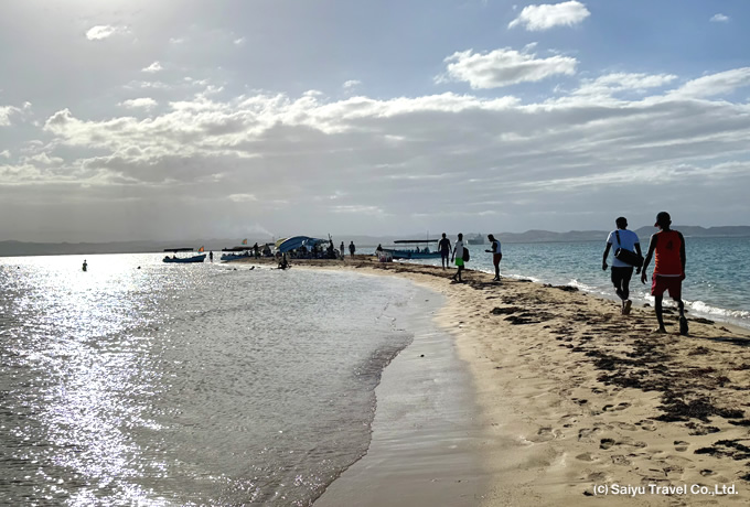 若者たちで賑わうビーチ沿い
