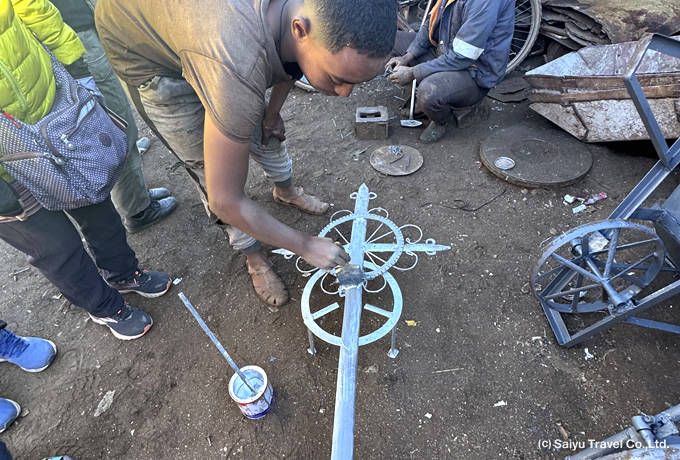 リサイクルメタルで作られたお墓用の十字架