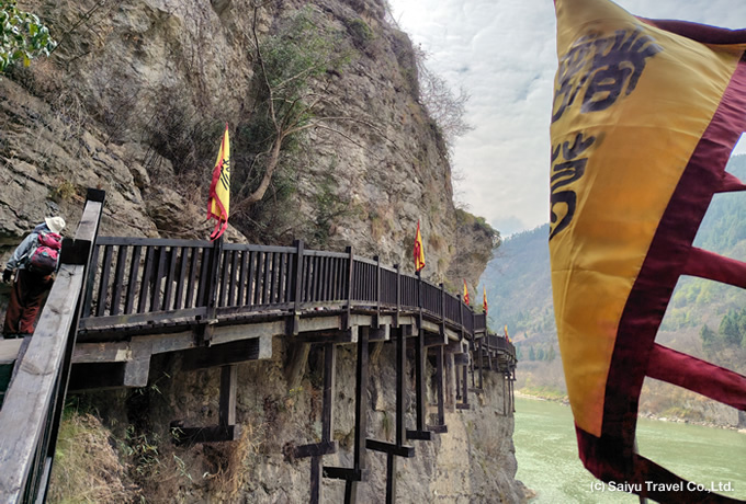 嘉陵江の断崖に造られた明月峡古桟道