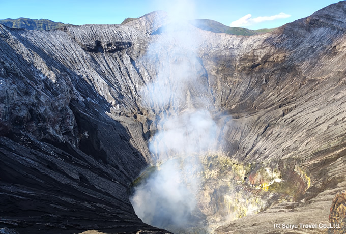 ブロモ山の噴火口