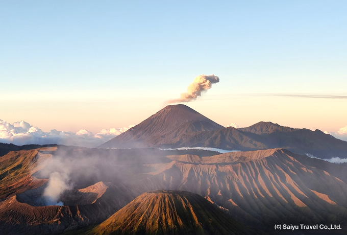 ブロモ山とバトック山、奥に噴煙を上げるスメル山
