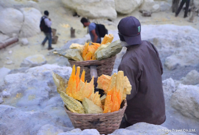 イジェン山で採掘される硫黄の塊