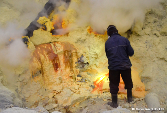 堆積した硫黄を掘り出す鉱夫