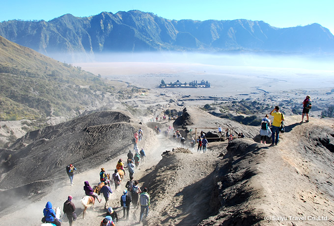 火口付近より巨大なカルデラ「砂の海」を振り返る