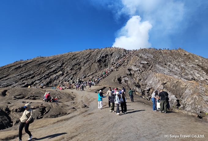 火口を望むクレーターへ登る